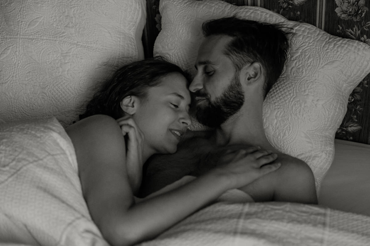 couple enlacé dans un lit
