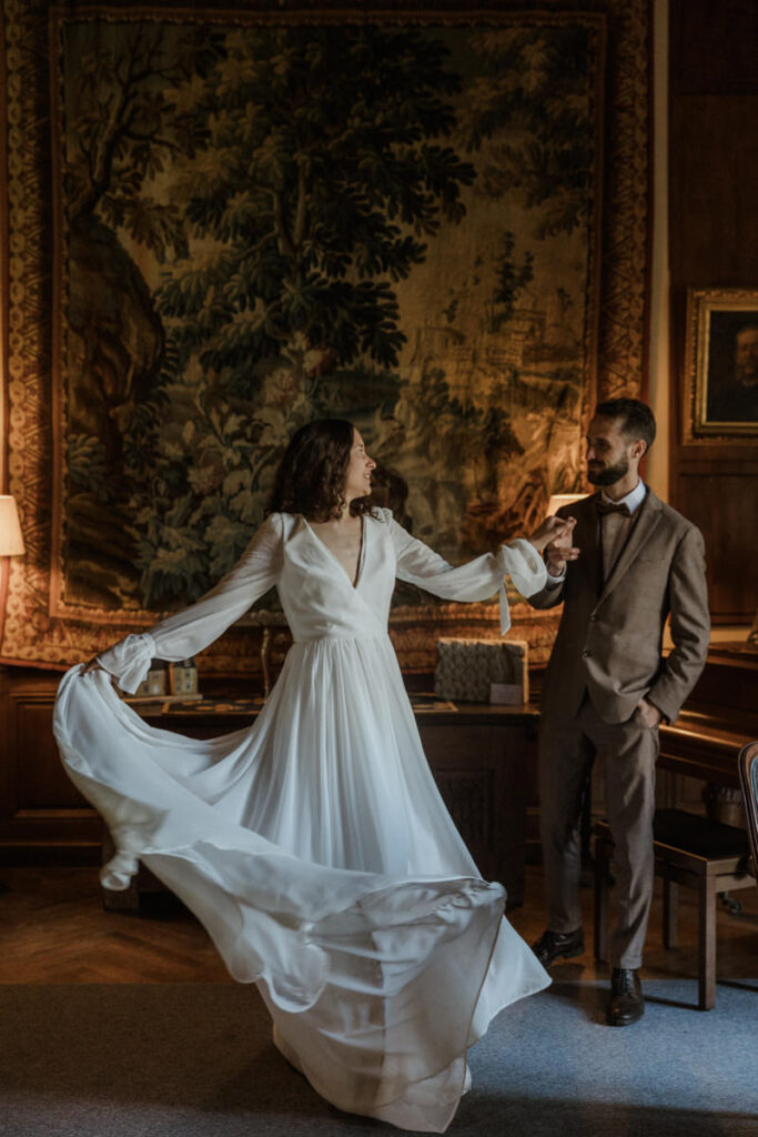 mariés qui dansent dans le salon du château