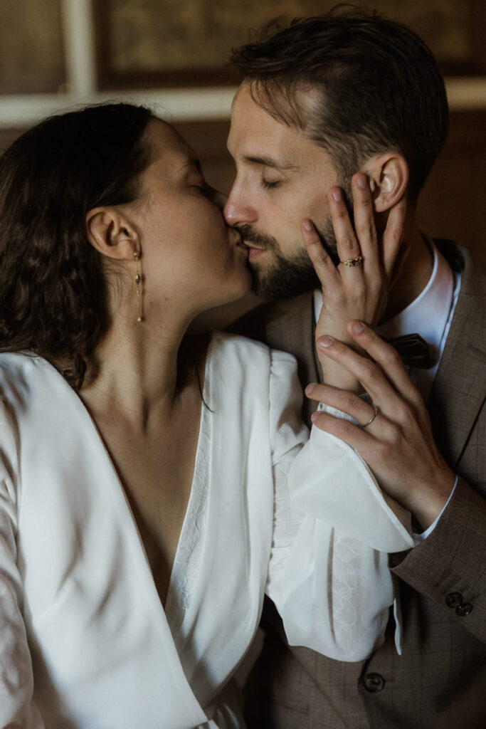 mariés qui s'embrassent elopement hivernal château Pordor