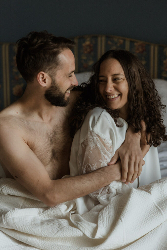 couple enlacé dans un lit lors d'un elopement
