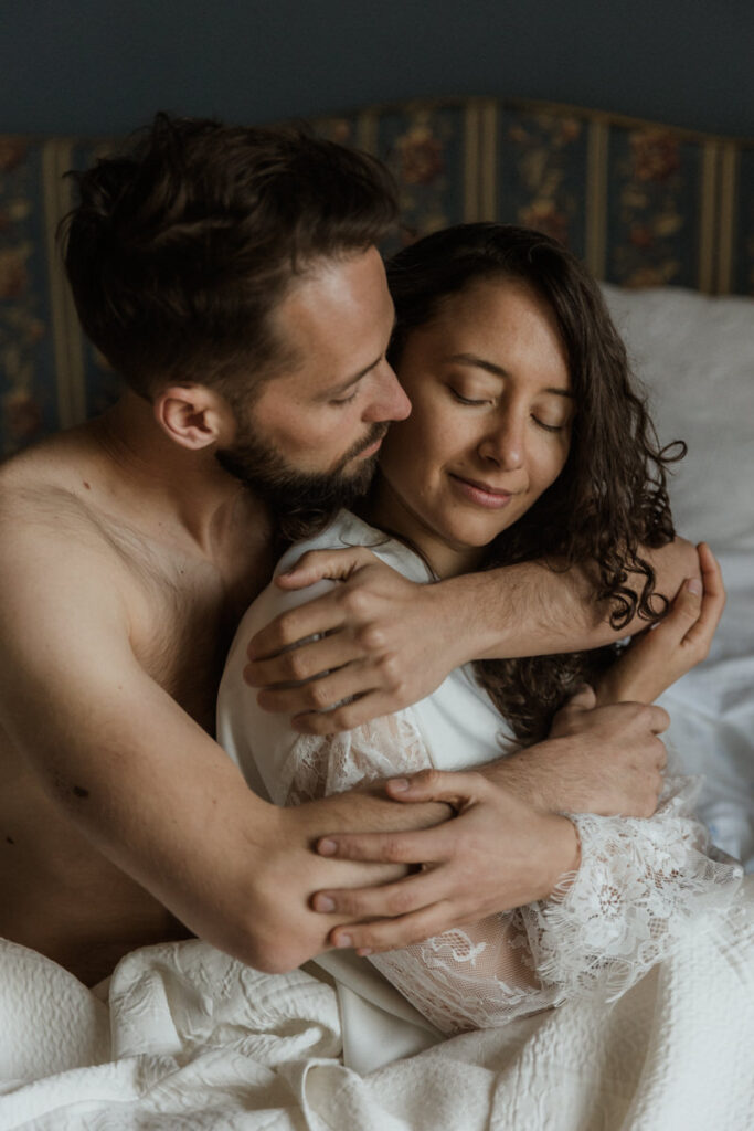 couple enlacé dans un lit lors d'un elopement