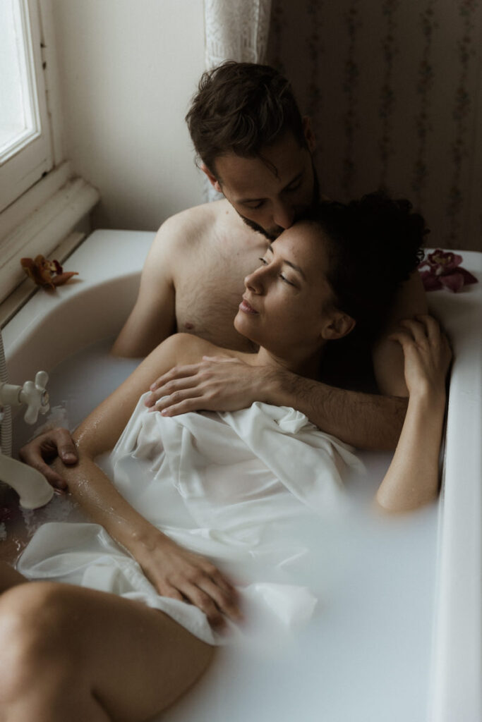 couple qui s'enlace dans une baignoire