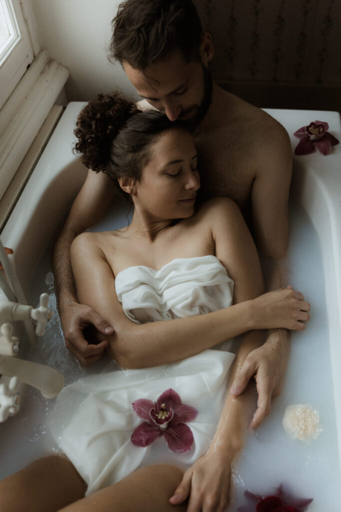 couple dans une baignoire dans un château lors d'un elopement