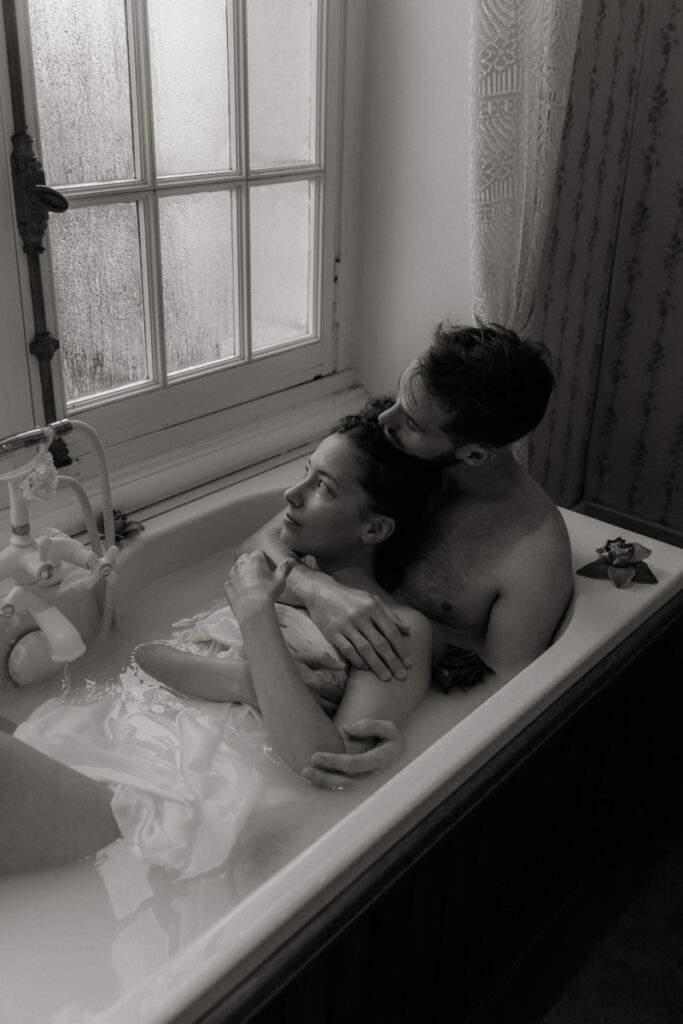 couple qui prend un bain en noir et blanc