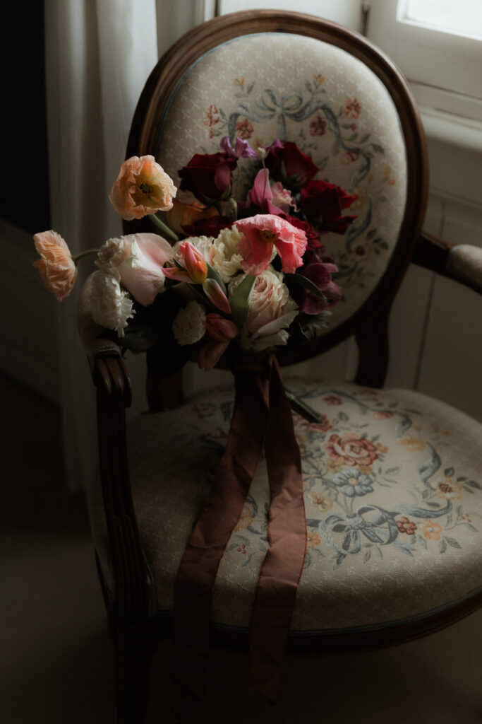bouquet de mariée sur un fauteuil