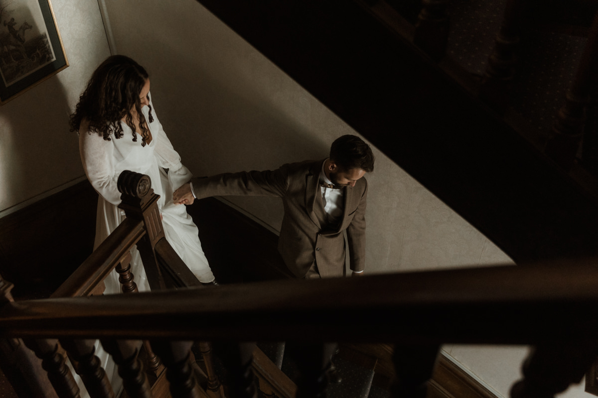 mariés qui descendent les escaliers dans le château