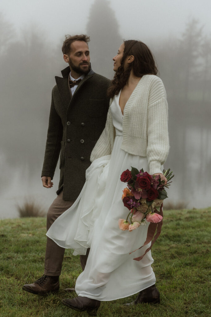 mariés qui marchent dans le parc du château elopement hivernal château Pordor