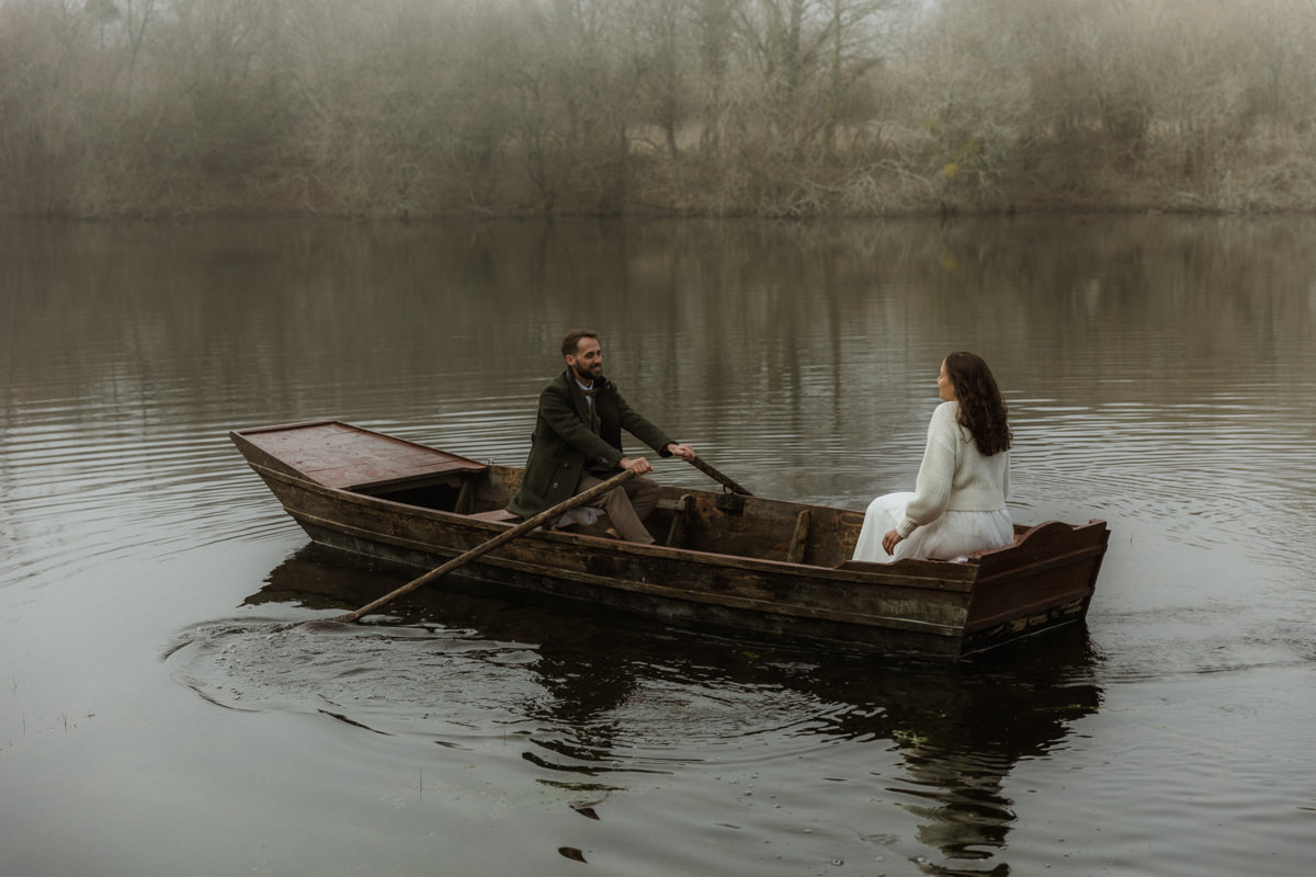 mariés dans une barque sur le lac du château