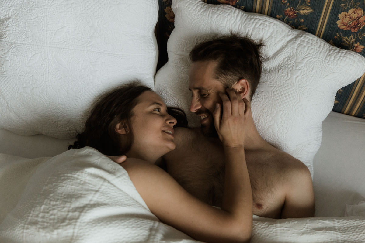 couple enlacé dans un lit