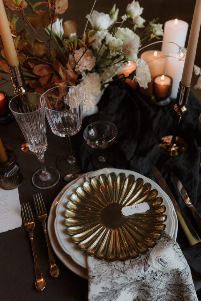 table de mariage décoration elopement assiettes verres fleurs bougies hivernal château Pordor