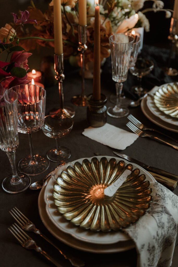 table de mariage décoration elopement assiettes verres fleurs bougies