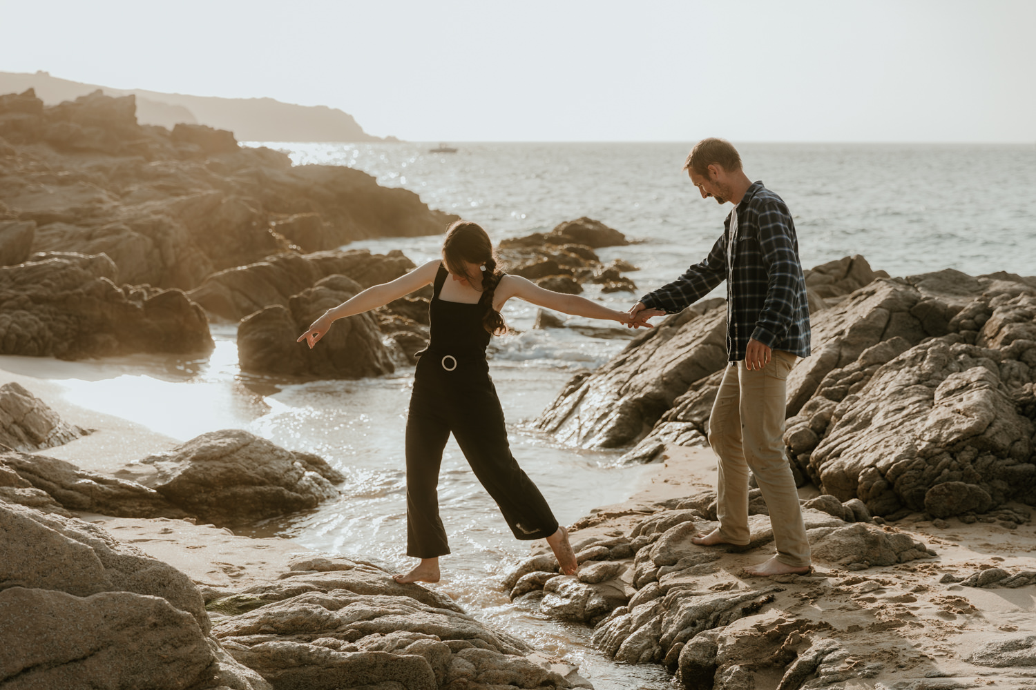 couple qui se balade sur les rochers plage Bretagne