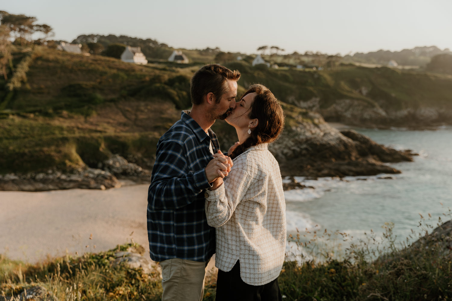 couple qui s'embrasse devant la mer depuis les falaises en Bretagne