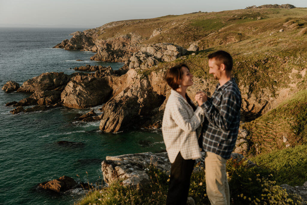couple devant des falaises en Bretagne