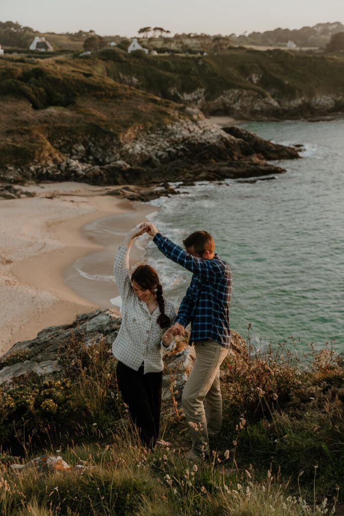 couple qui danse devant une vue sur la mer en Bretagne