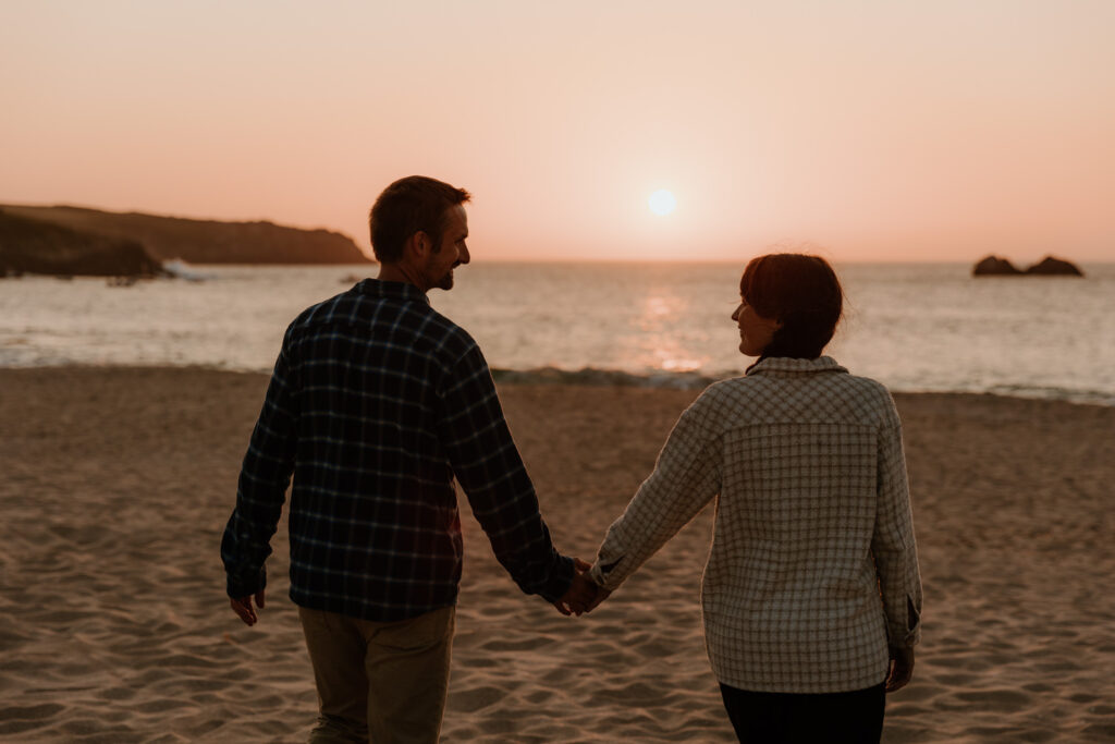 couple sur la plage au coucher du soleil