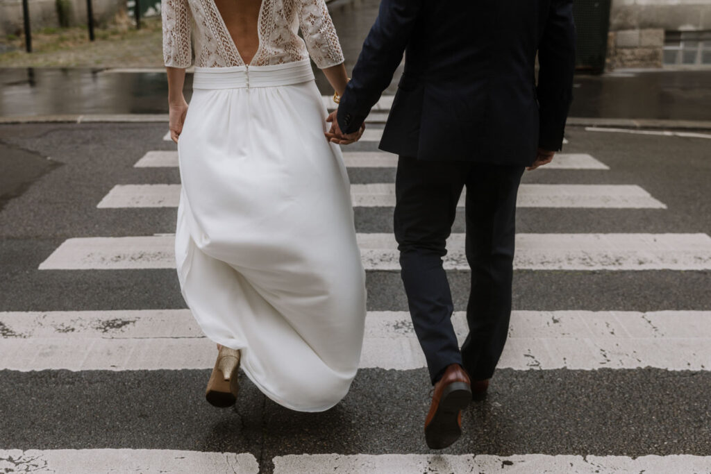 Couple qui traverse la rue vers la mairie de Nantes