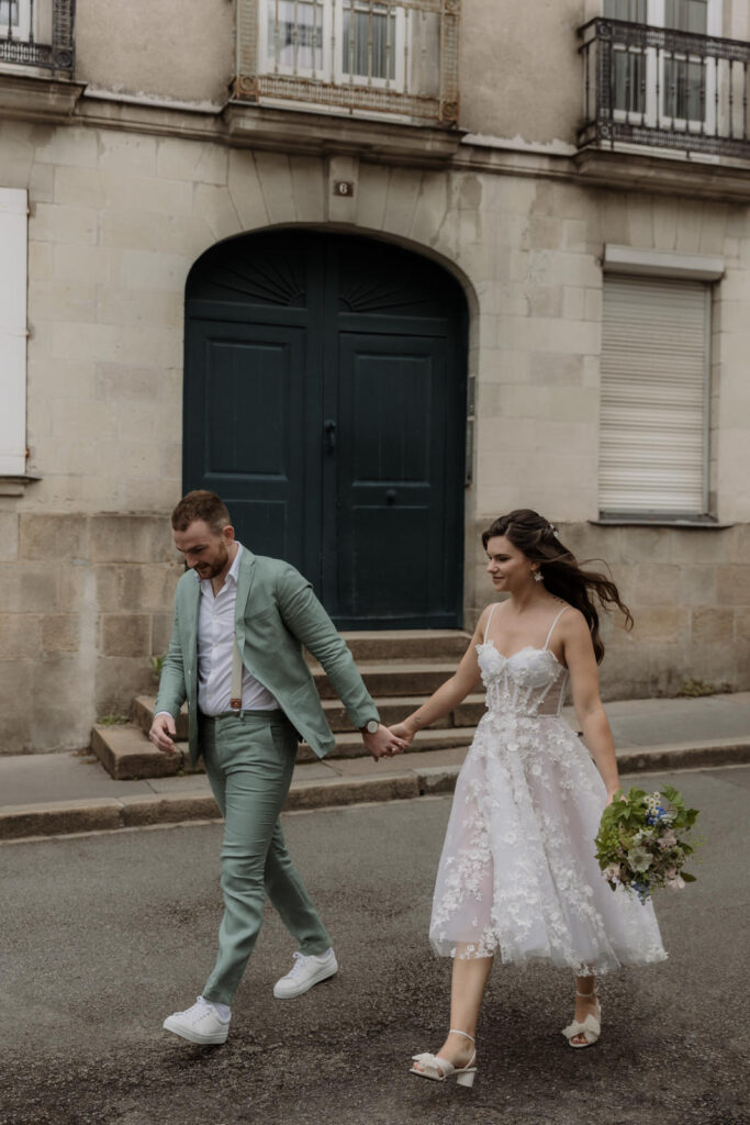 Couple qui marche vers l'hôtel de ville