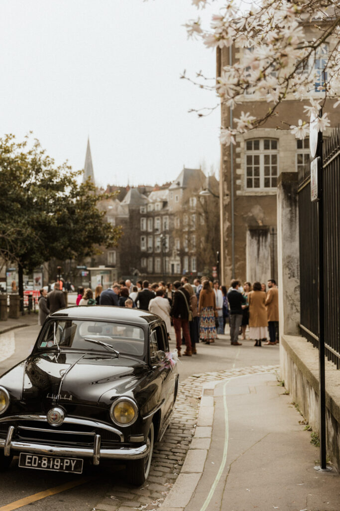 Mariés et invités devant la mairie de Nantes