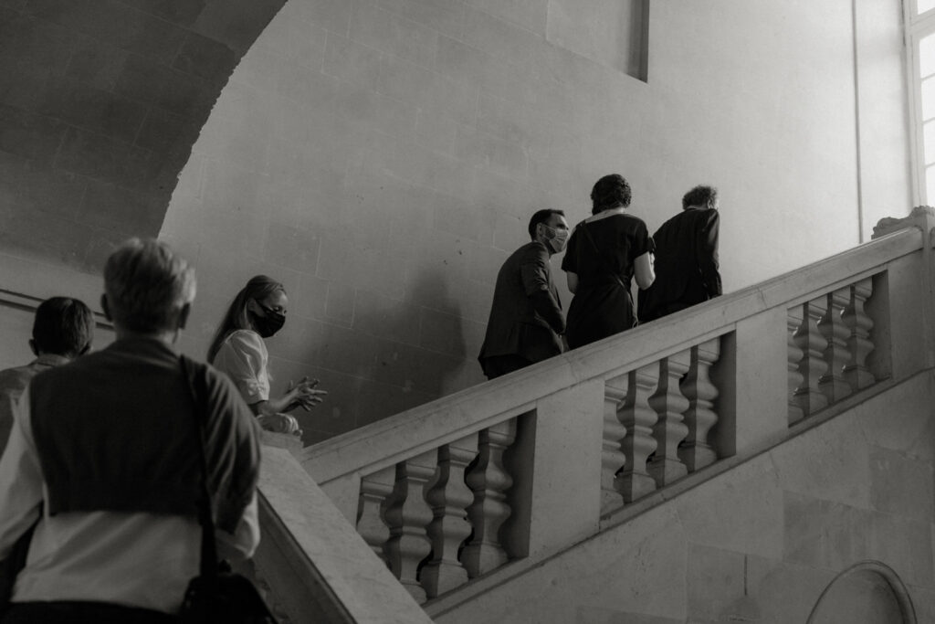 Invités qui montent l'escalier vers la salle des mariages