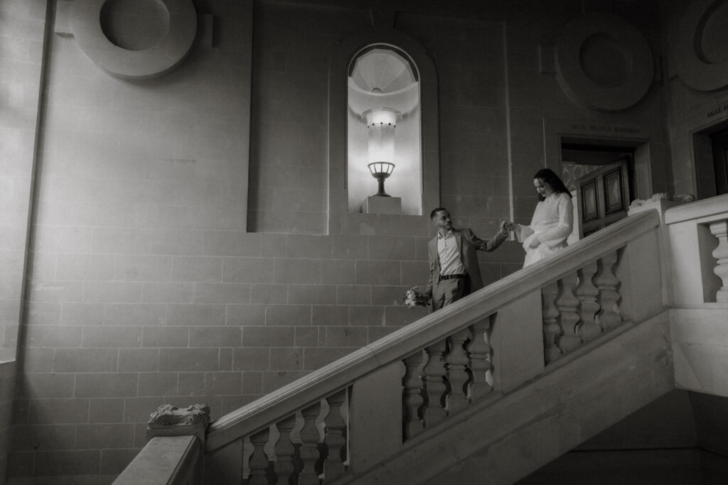 Couple dans les escaliers de la mairie de Nantes après leur mariage