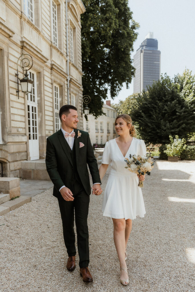 Mairie et tour Bretagne photo de couple